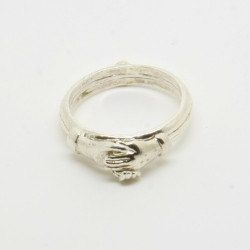 1011 - Anello Apribile con Mani che si Stringono sul Cuore in Argento 925