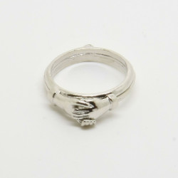 1011 - Anello Apribile con Mani che si Stringono sul Cuore in Argento 925